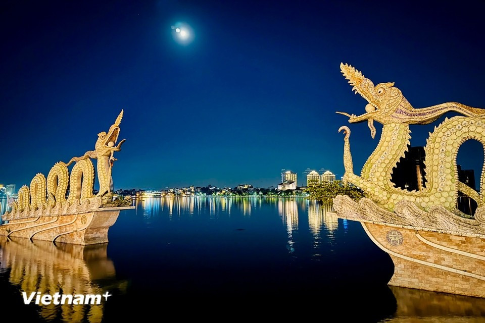 El Lago del Oeste de noche ofrece una belleza misteriosa y romántica, con un ambiente tranquilo y un escenario encantador. (Foto: Vietnam+)