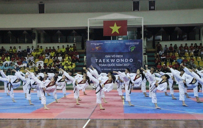 El taekwondo, arte marcial originario de Corea del Sur, ha crecido con fuerza en Vietnam durante décadas. En octubre de 2020, el Gobierno surcoreano, a través del Centro de Cultura Surcoreana en Vietnam, se comprometió a apoyar integralmente el desarrollo de esta disciplina en el país, inicialmente durante el período 2020-2023. (Foto: VNA)