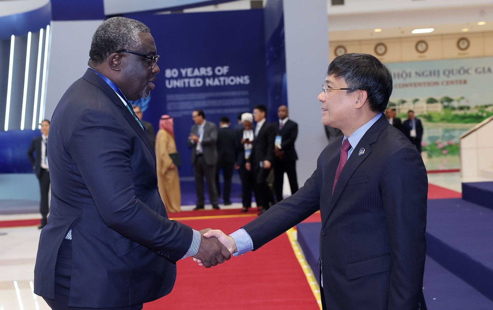 El viceministro permanente de Relaciones Exteriores, Nguyen Minh Vu, da la bienvenida a los jefes de delegación que asisten a la ceremonia de firma de la Convención de las Naciones Unidas contra la Ciberdelincuencia (Convención de Hanoi) en Hanoi. (Foto: VNA)