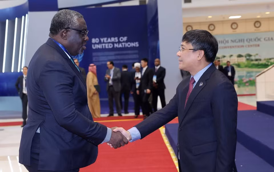 El viceministro permanente de Relaciones Exteriores, Nguyen Minh Vu, da la bienvenida a los jefes de delegación que asisten a la ceremonia de firma de la Convención de las Naciones Unidas contra la Ciberdelincuencia (Convención de Hanoi) en Hanoi. (Foto: VNA)