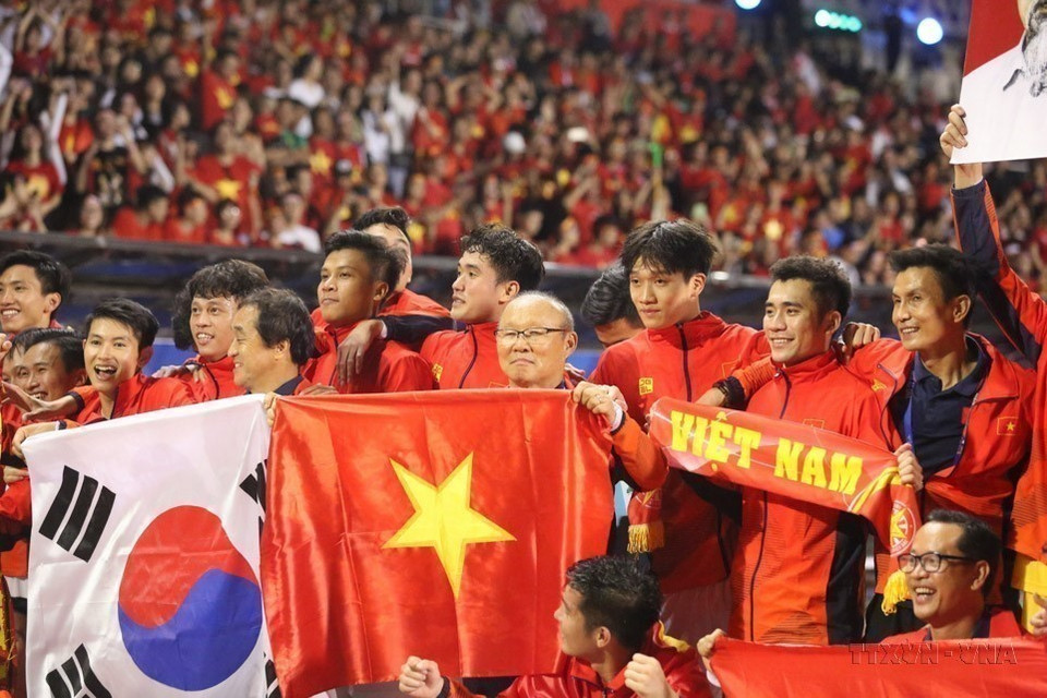 El entrenador surcoreano Park Hang Seo y la selección sub-22 de fútbol de Vietnam celebraron la histórica medalla de oro durante la 30.ª edición de los XXX Juegos Deportivos del Sudeste Asiático (SEA Games 3) (Filipinas, 10 de diciembre de 2019). (Foto: VNA)