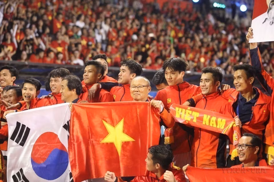 El entrenador surcoreano Park Hang Seo y la selección sub-22 de fútbol de Vietnam celebraron la histórica medalla de oro durante la 30.ª edición de los XXX Juegos Deportivos del Sudeste Asiático (SEA Games 3) (Filipinas, 10 de diciembre de 2019). (Foto: VNA)