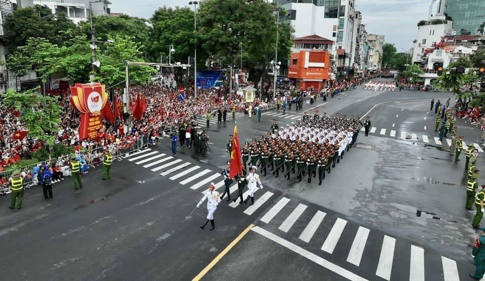 La guardia de honor de la Armada, el Ejército y la Fuerza Aérea pasa por el área de Cua Nam. (Foto: Vu Sinh - VNA)