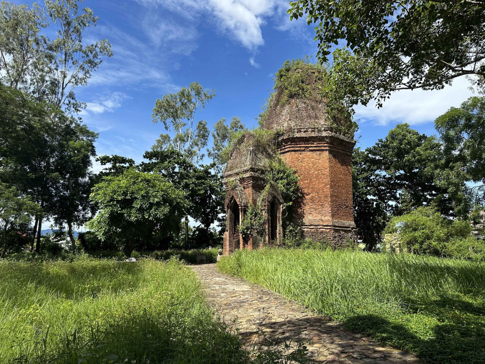 La torre Bang An, con forma de Linga, data del siglo XI. Es una de las torres Cham más antiguas que aún existen y posee una arquitectura única, completamente diferente de otros conjuntos de torres Cham en el centro de Vietnam.(Fuente: VNA)