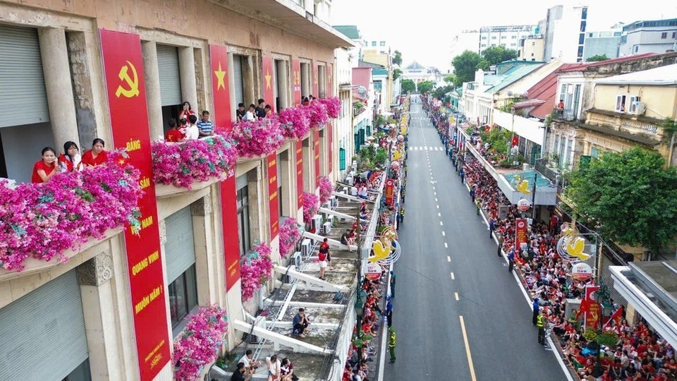 La gente se reúne en la calle Trang Tien para ver el ensayo del desfile del Día Nacional. (Foto: Phan Phuong - VNA)