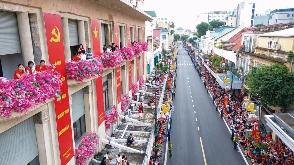 La gente se reúne en la calle Trang Tien para ver el ensayo del desfile del Día Nacional. (Foto: Phan Phuong - VNA)