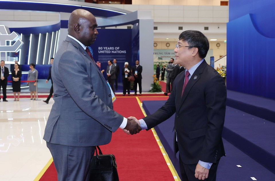 El viceministro permanente de Relaciones Exteriores, Nguyen Minh Vu, da la bienvenida a los jefes de delegación que asisten a la ceremonia de firma de la Convención de las Naciones Unidas contra la Ciberdelincuencia (Convención de Hanoi) en Hanoi. (Foto: VNA)