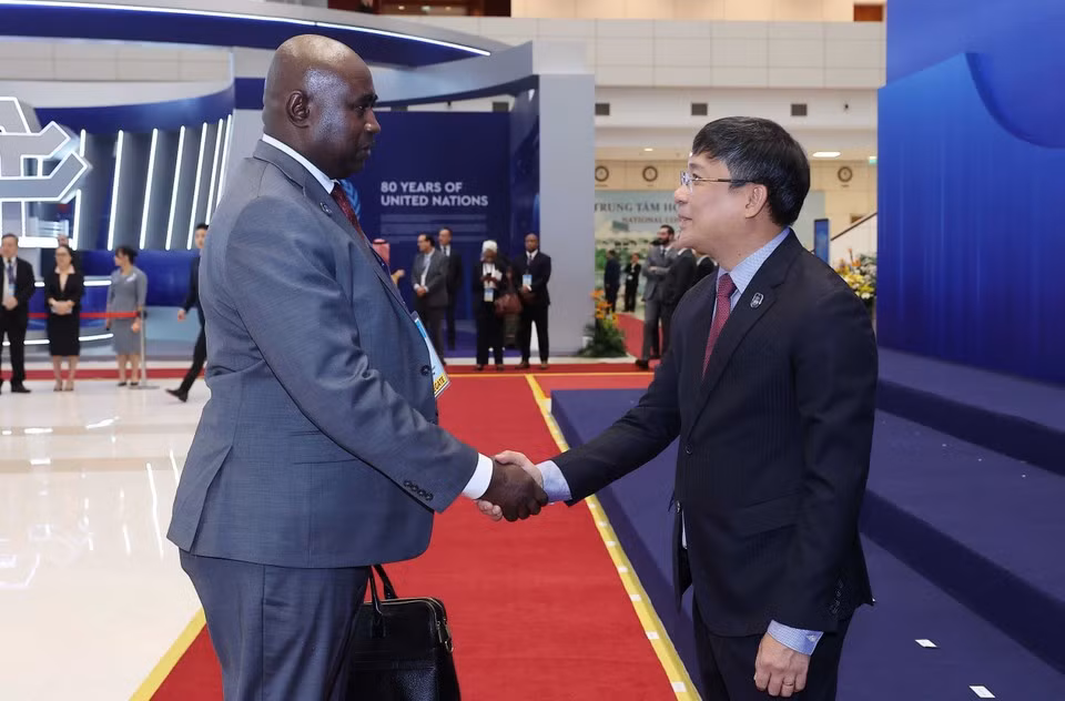 El viceministro permanente de Relaciones Exteriores, Nguyen Minh Vu, da la bienvenida a los jefes de delegación que asisten a la ceremonia de firma de la Convención de las Naciones Unidas contra la Ciberdelincuencia (Convención de Hanoi) en Hanoi. (Foto: VNA)
