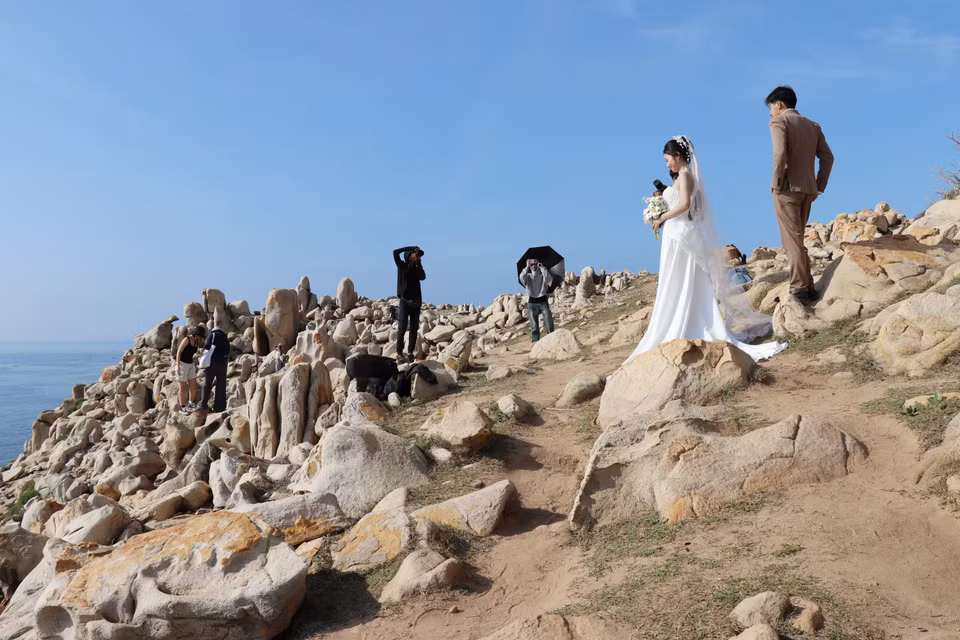 Los turistas toman fotografías en el Parque de Piedra de la Reserva Nui Chua, comuna de Vinh Hai (Ninh Hai, Ninh Thuan). (Foto: VNA)