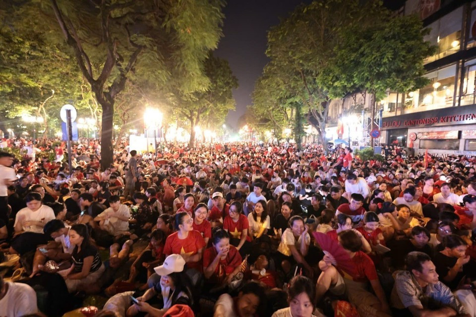 En una histórica mañana otoñal en Hanoi, decenas de miles de corazones latían al unísono en la plaza Ba Dinh, mientras aguardaban el desfile conmemorativo por el 80.º Día Nacional. (Foto: VNA)