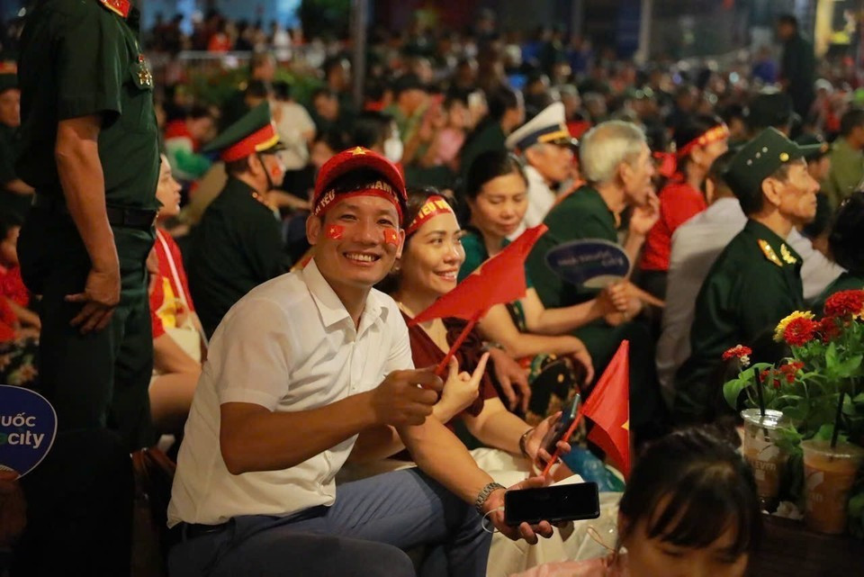 Un ambiente de orgullo y expectación envolvía la capital, donde multitudes se congregaban para presenciar el desfile del 80.º Día Nacional. (Foto: VNA)