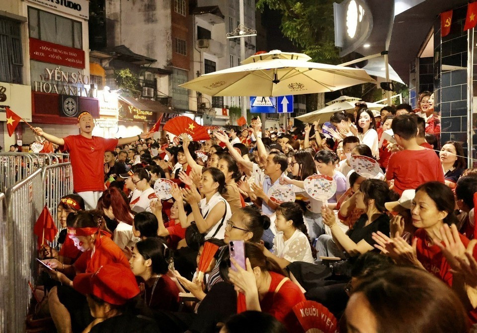 En una histórica mañana otoñal en Hanoi, decenas de miles de corazones latían al unísono en la plaza Ba Dinh, mientras aguardaban el desfile conmemorativo por el 80.º Día Nacional. (Foto: VNA)