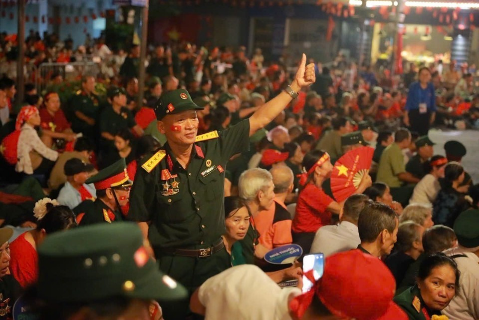 Un ambiente de orgullo y expectación envolvía la capital, donde multitudes se congregaban para presenciar el desfile del 80.º Día Nacional. (Foto: VNA)