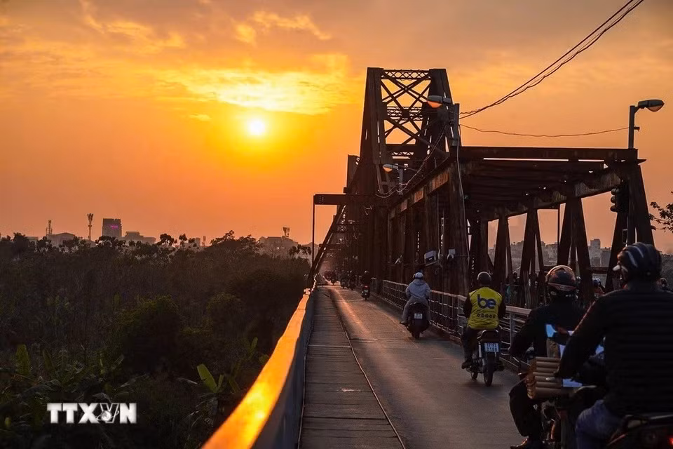 La belleza del puente Long Bien al atardecer. (Foto: VNA)