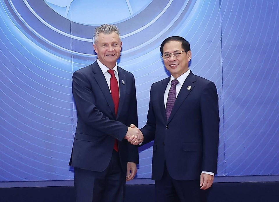 El viceprimer ministro Bui Thanh Son da la bienvenida a los jefes de las delegaciones que asisten a la ceremonia de firma de la Convención de las Naciones Unidas contra la Ciberdelincuencia (Convención de Hanoi) en Hanoi. (Foto: VNA)