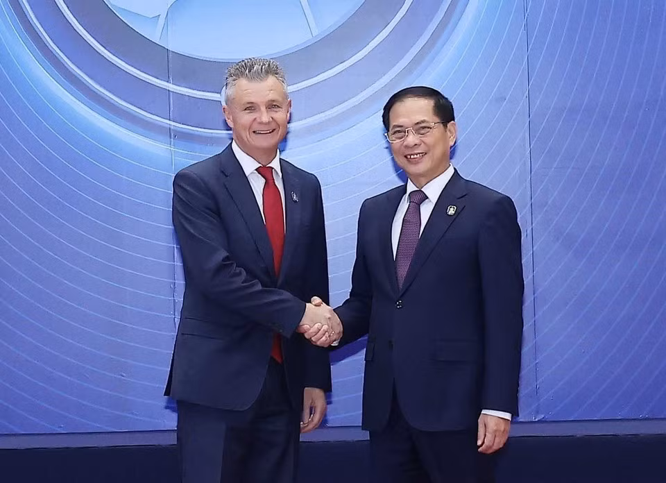 El viceprimer ministro Bui Thanh Son da la bienvenida a los jefes de las delegaciones que asisten a la ceremonia de firma de la Convención de las Naciones Unidas contra la Ciberdelincuencia (Convención de Hanoi) en Hanoi. (Foto: VNA)