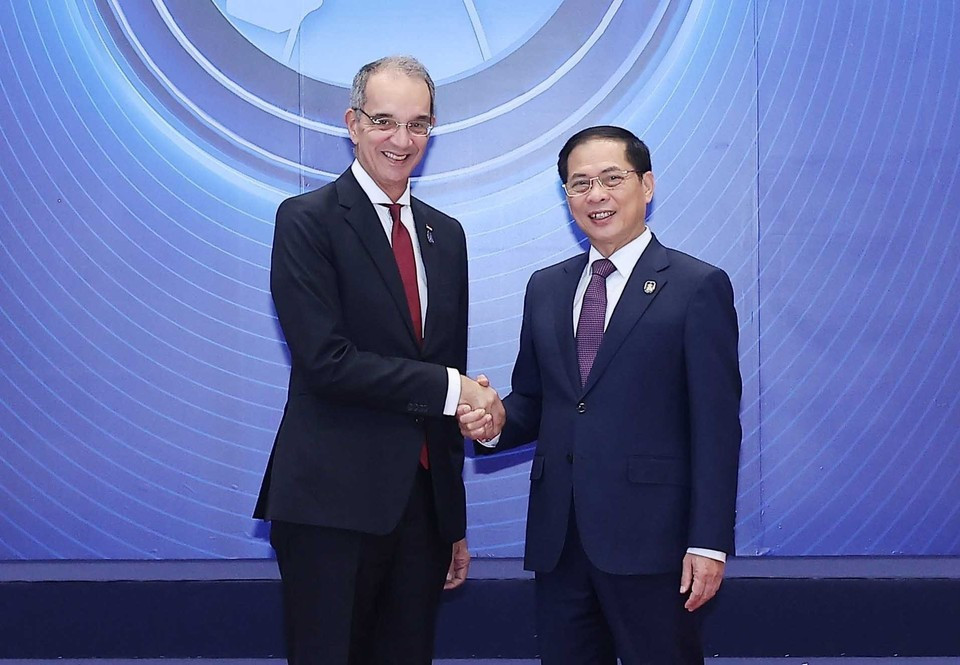 El viceprimer ministro Bui Thanh Son da la bienvenida a los jefes de las delegaciones que asisten a la ceremonia de firma de la Convención de las Naciones Unidas contra la Ciberdelincuencia (Convención de Hanoi) en Hanoi. (Foto: VNA)