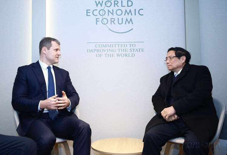 Durante su visita a la 55.ª Reunión Anual del Foro Económico Mundial (FEM) en Davos (Suiza), el 21 de enero de 2025, el primer ministro Pham Minh Chinh se reunió con su homólogo de Lituania, Gintautas Paluckas. (Foto: VNA)