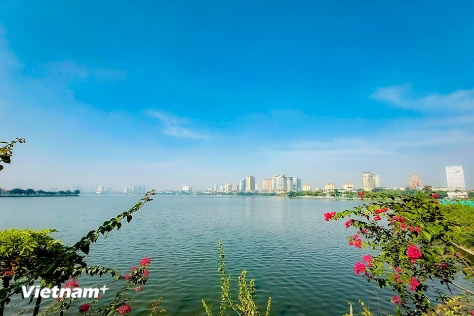 Al visitar el Lago del Oeste, los turistas tienen la oportunidad de relajarse, pasear, disfrutar del paisaje y respirar aire puro. (Foto: Vietnam+)