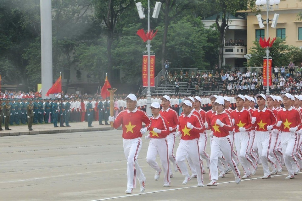 El tradicional relevo de la antorcha. (Foto: Lam Khanh - VNA)