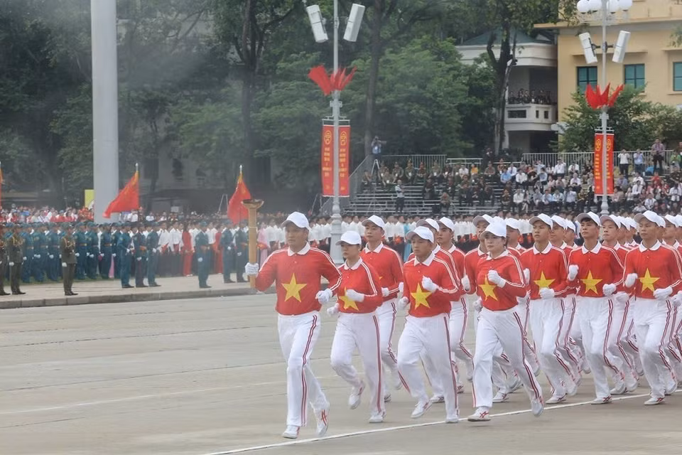 El tradicional relevo de la antorcha. (Foto: Lam Khanh - VNA)