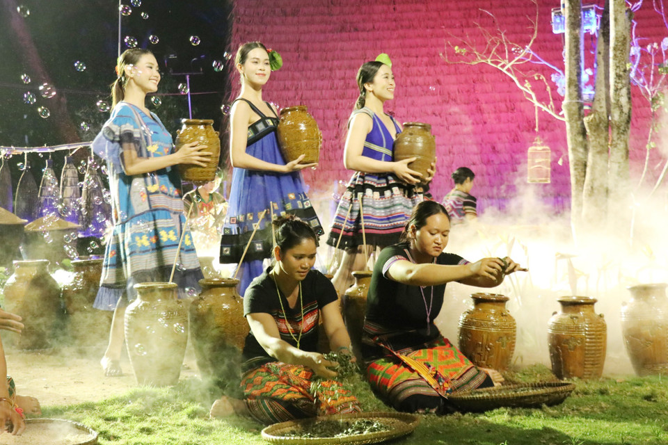 Los vibrantes trajes de brocado, tejidos a mano por el pueblo Stieng, fueron presentados por primera vez en una pasarela de moda profesional, gracias al trabajo de la diseñadora Minh Hanh. (Foto: VNA)