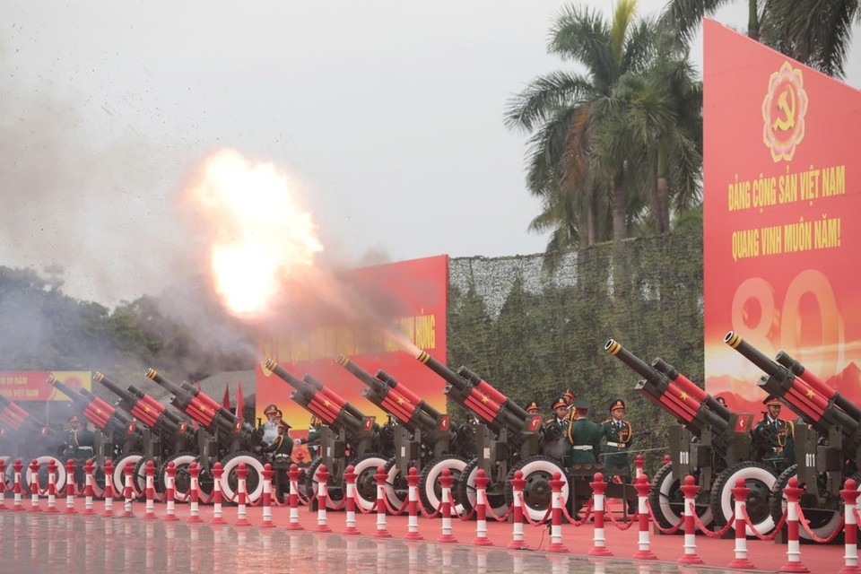 El saludo de 21 armas se dispara en el Estadio Nacional My Dinh. (Foto: Tran Thanh Giang - VNA)