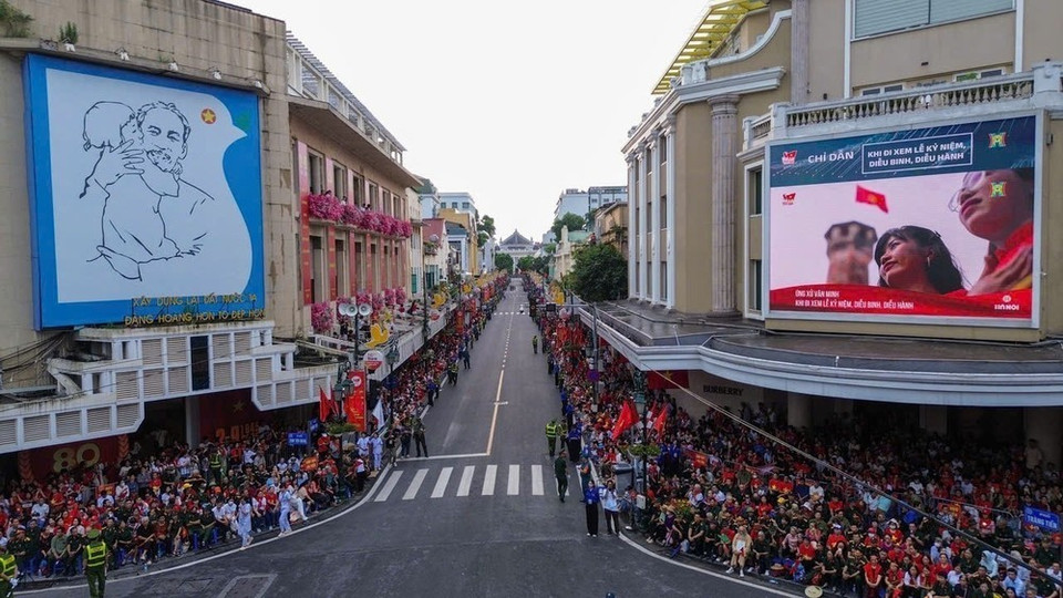 La gente se reúne en la intersección de Trang Tien para ver el ensayo del desfile del Día Nacional. (Foto: Phan Phuong - VNA)