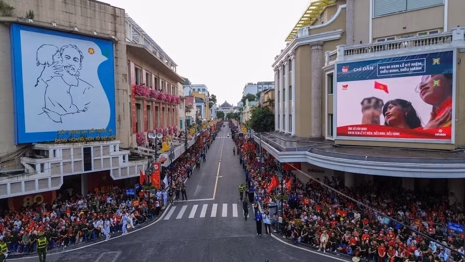 La gente se reúne en la intersección de Trang Tien para ver el ensayo del desfile del Día Nacional. (Foto: Phan Phuong - VNA)