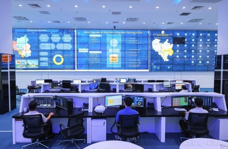 Centro de Operaciones Inteligente (IOC) de la provincia de Binh Duong, con la tarea de supervisar, monitorear y gestionar actividades en diversos campos clave como: garantizar la seguridad, controlar el tráfico, transporte inteligente, control de emisiones, entre otros. (Foto: VNA)