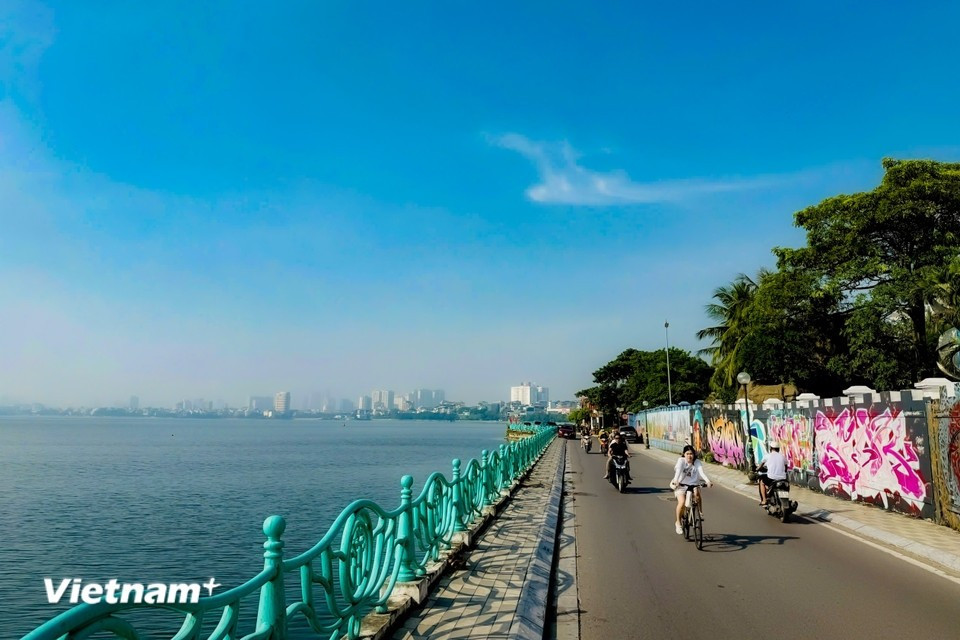 Las personas que recorren el lago en bicicleta o caminan a su alrededor pueden sentir su belleza y la nostalgia que transmite cada camino que bordea el lago. (Foto: Vietnam+)