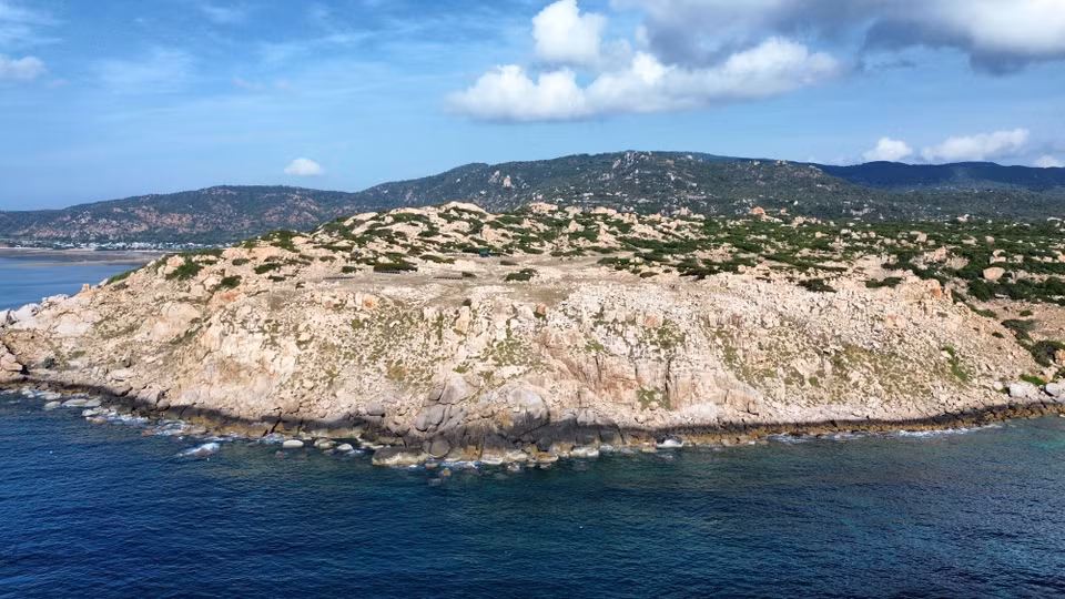 El parque de piedras está situado en la costa del Parque Nacional Nui Chua, parte de la Reserva de la Biosfera de Nui Chua en la comuna de Vinh Hai (Ninh Hai, Ninh Thuan). (Foto: VNA)
