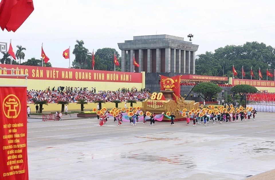 Un modelo del emblema nacional de la República Socialista de Vietnam lidera la unidad del desfile. (Foto: VNA)
