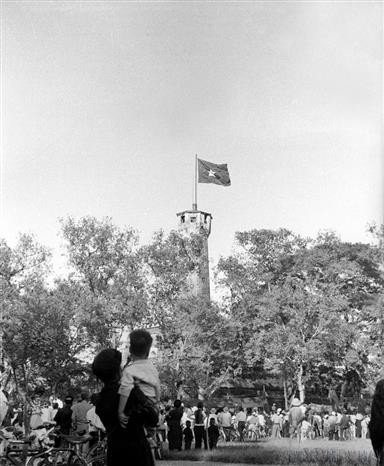 El pueblo miraba con orgullo y alegría la bandera nacional ondeando sobre el asta principal de Hanoi, el 10 de octubre de 1954, día de la liberación. (Foto: Archivos de VNA)