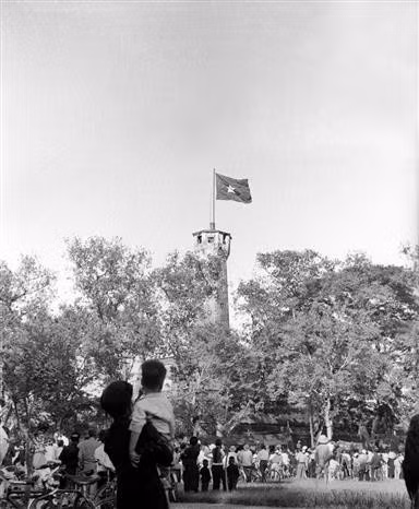 El pueblo miraba con orgullo y alegría la bandera nacional ondeando sobre el asta principal de Hanoi, el 10 de octubre de 1954, día de la liberación. (Foto: Archivos de VNA)
