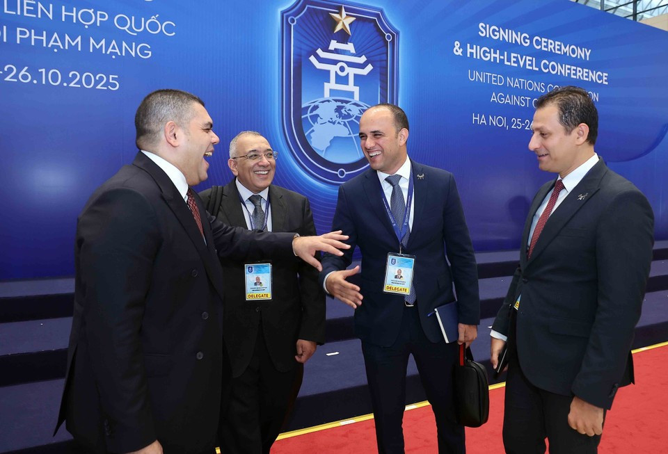 Delegados internacionales llegan al Centro Nacional de Convenciones para participar en la ceremonia de apertura y firma de la Convención de Hanoi, en la mañana del 25 de octubre. (Foto: An Dang – VNA)