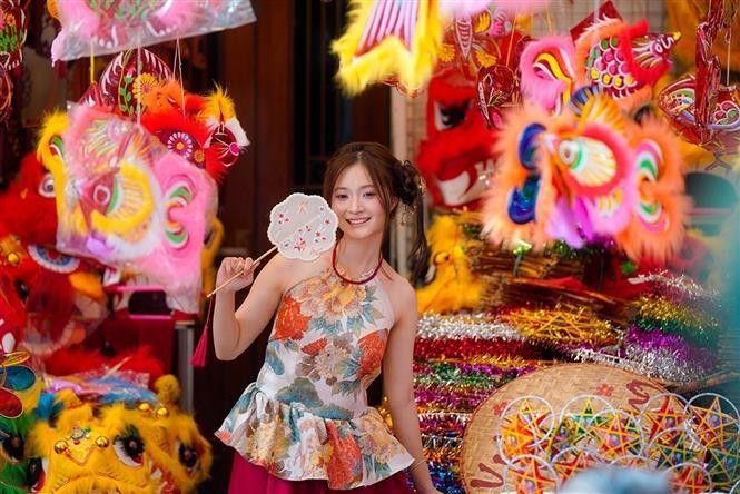 La revista Time Out (Reino Unido) calificó a Hanoi como un destino ideal para disfrutar del otoño, con su aire fresco y la atmósfera luminosa del Festival del Medio Otoño en el casco antiguo. (Foto: VNA)