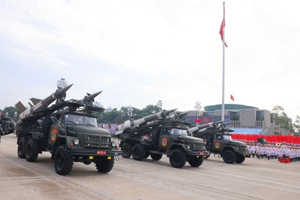 El sistema de misiles de defensa aérea S-125-VT, modernizado por Viettel para la Defensa Aérea - Fuerza Aérea, marcha más allá del puesto de revisión en la Plaza Ba Dinh. (Foto: Lam Khanh - VNA)