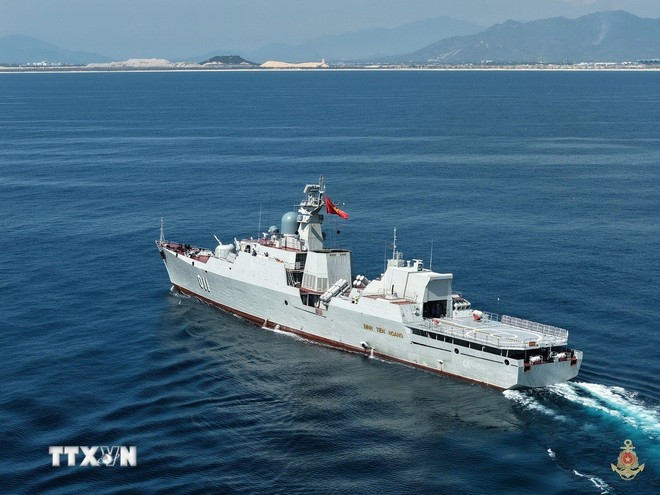 La fragata misilera Dinh Tien Hoang participa en el desfile naval. (Foto: Armada Popular de Vietnam/VNA)