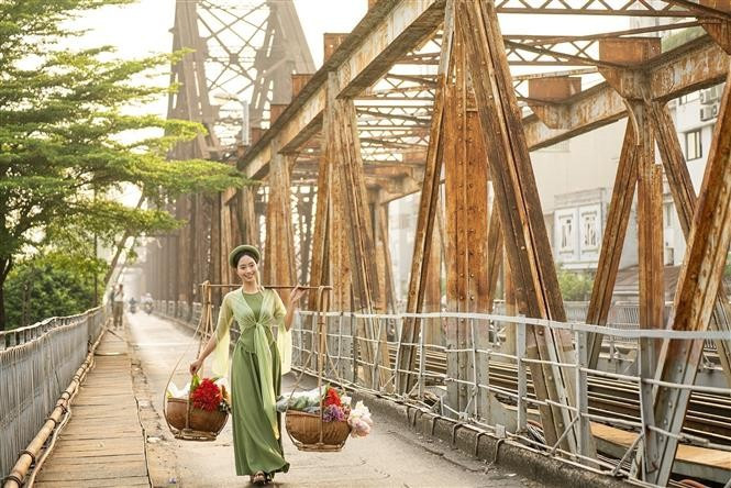 La belleza antigua del puente Long Bien en una mañana otoñal. (Foto: VNA)