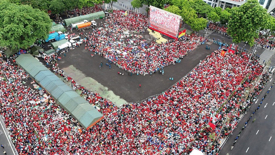 Decenas de miles de personas se reúnen alrededor de la Plaza Ba Dinh para ver el ensayo general del desfile del Día Nacional. (Foto: Pham Tuan Anh - VNA)