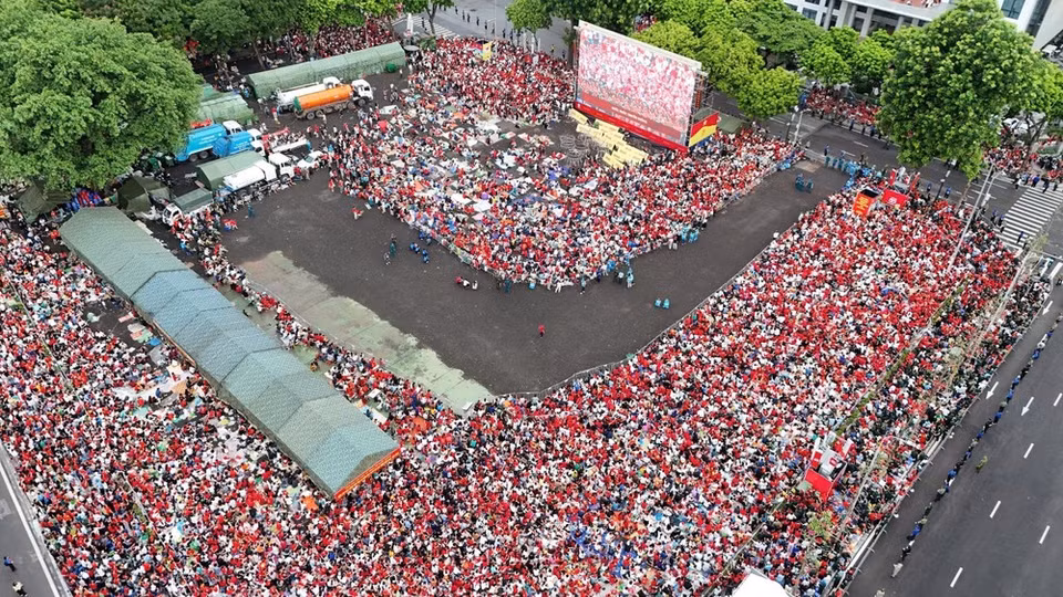 Decenas de miles de personas se reúnen alrededor de la Plaza Ba Dinh para ver el ensayo general del desfile del Día Nacional. (Foto: Pham Tuan Anh - VNA)