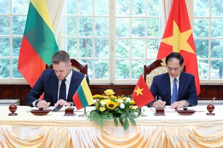 El ministro de Relaciones Exteriores, Bui Thanh Son, y su homólogo de Lituania, Gabrielius Landsbergis, firmaron un acuerdo de cooperación entre las Cancillerías de ambos países (Hanoi, 25 de octubre de 2023). (Fuente: VNA)