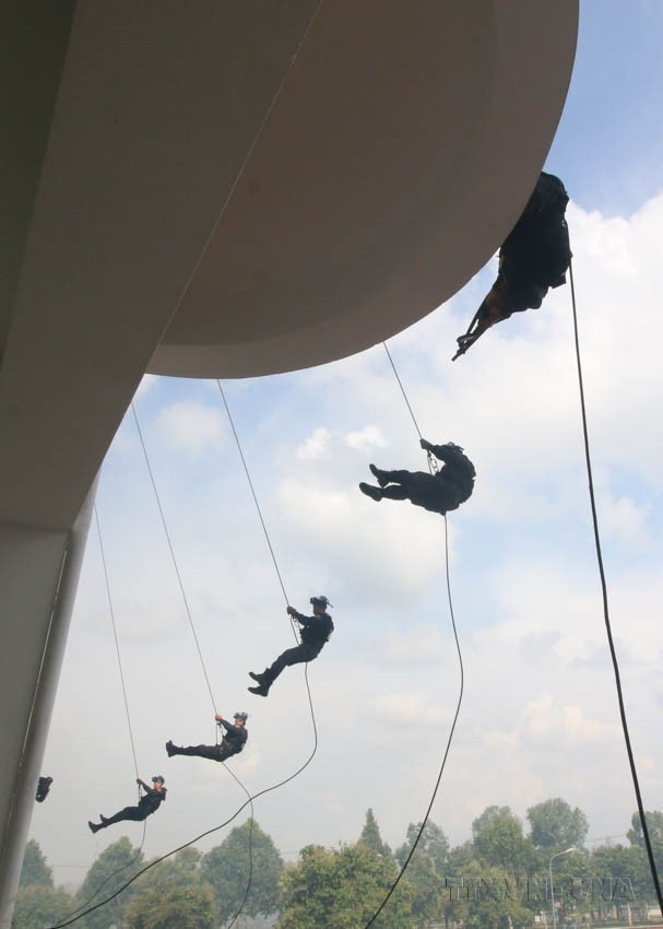 Simulación de una situación de infiltración desde lo alto para liberar a un rehén retenido en un edificio alto durante el ejercicio regional de defensa provincial de 2019 organizado por la provincia de Hau Giang. (Foto: VNA)
