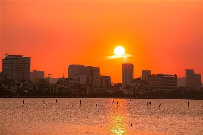 El esplendor del atardecer otoñal en el lago del Oeste. (Foto: VNA)