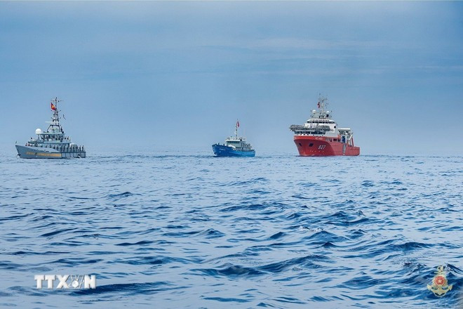 Buques de rescate multipropósito y buques de servicio participan en el desfile marítimo. (Fuente: Armada Popular de Vietnam/VNA)
