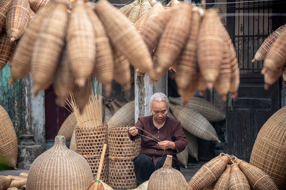 Aunque ya no es la principal fuente de ingresos, muchos habitantes de Thu Sy aman este oficio y desean conservarlo como una hermosa tradición cultural. (Foto: VNA)