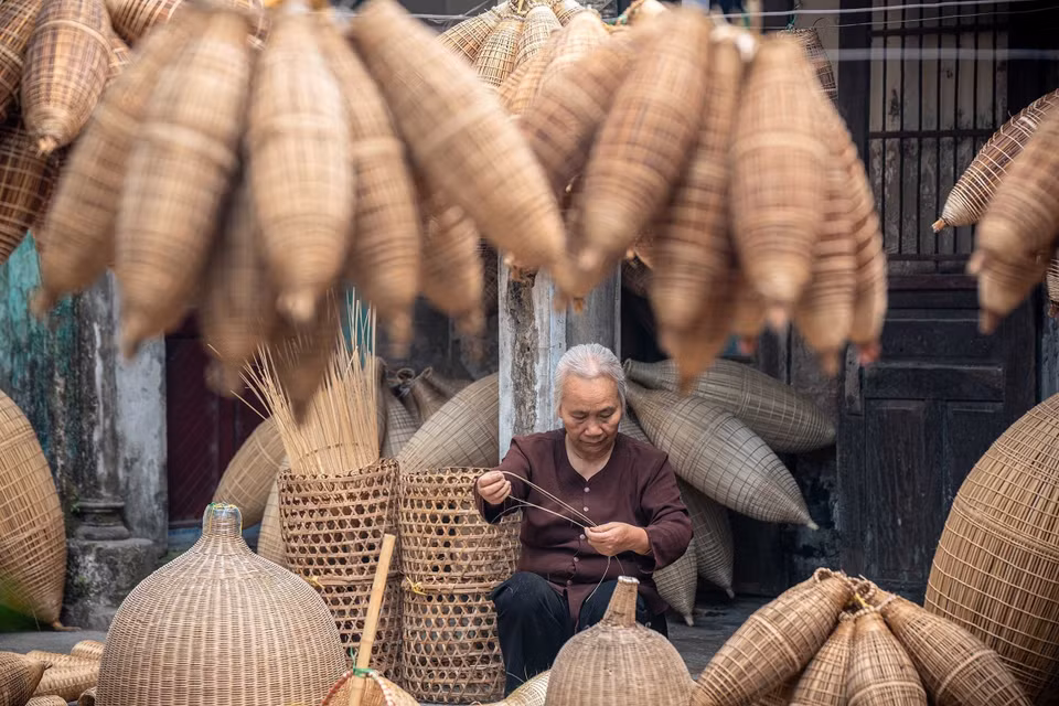 Aunque ya no es la principal fuente de ingresos, muchos habitantes de Thu Sy aman este oficio y desean conservarlo como una hermosa tradición cultural. (Foto: VNA)
