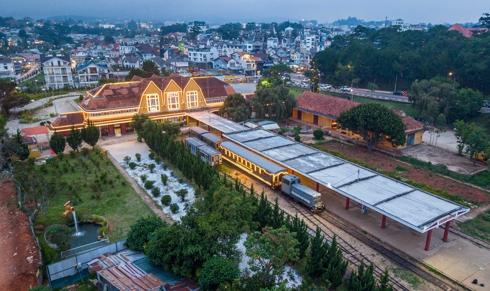 El tren antiguo recorre la ruta de ida y vuelta entre la estación de Da Lat y Trai Mat, ofreciendo una mirada nostálgica y única de la ciudad. (Foto: VNA)