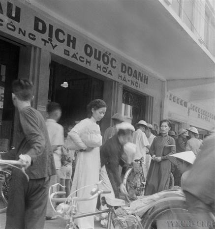 La población regresó a las tiendas estatales para abastecerse, reflejando el retorno de la actividad comercial y cotidiana en la capital. (Foto: Archivos de VNA)